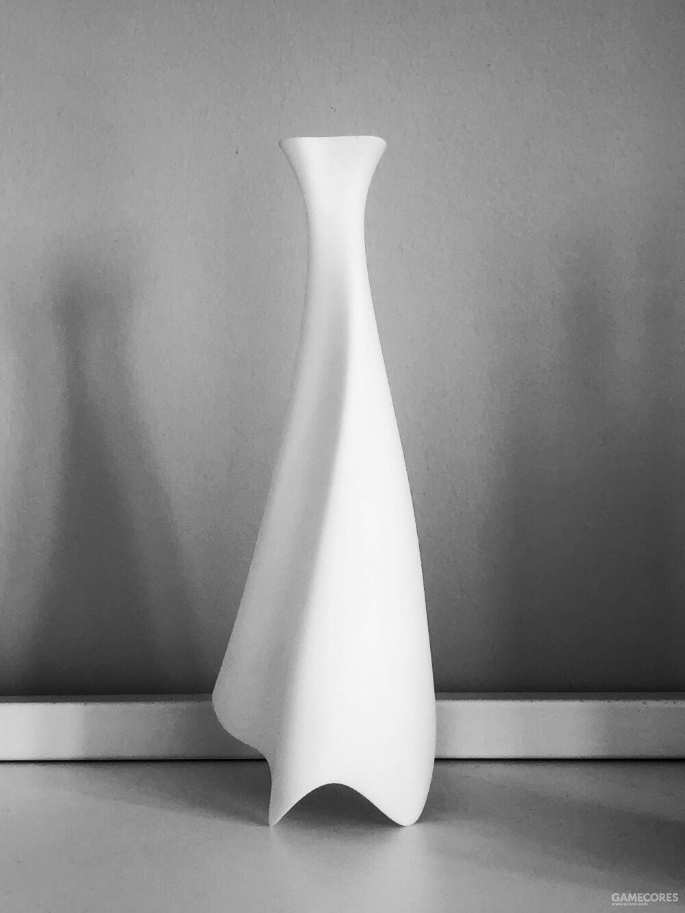 本模型打印后经过重度砂纸打磨，故呈现出哑光无层纹的质感