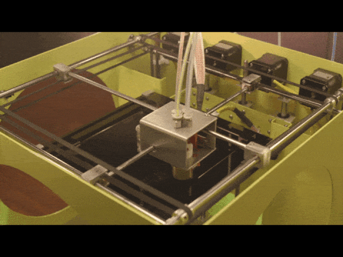 第一种构架：喷头负责在XY平面移动，平台随着打印进度下降（Z轴）。